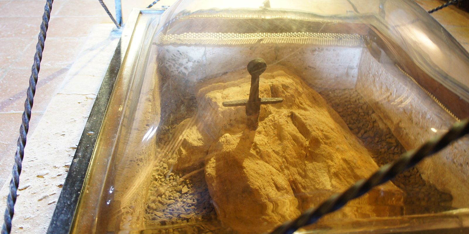 Spada nella roccia